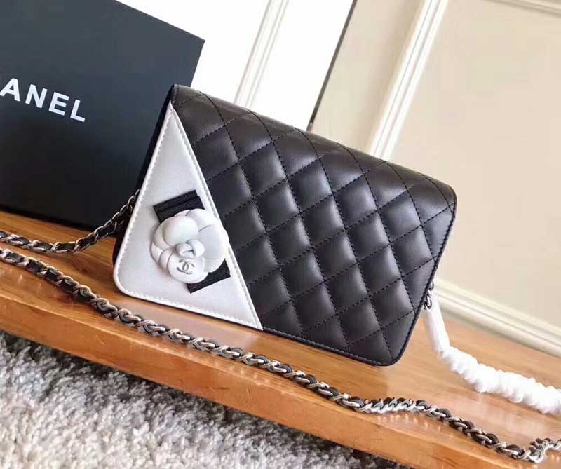 chanel2017新品原单香奈儿小羊皮山茶花woc链条包 黑配白